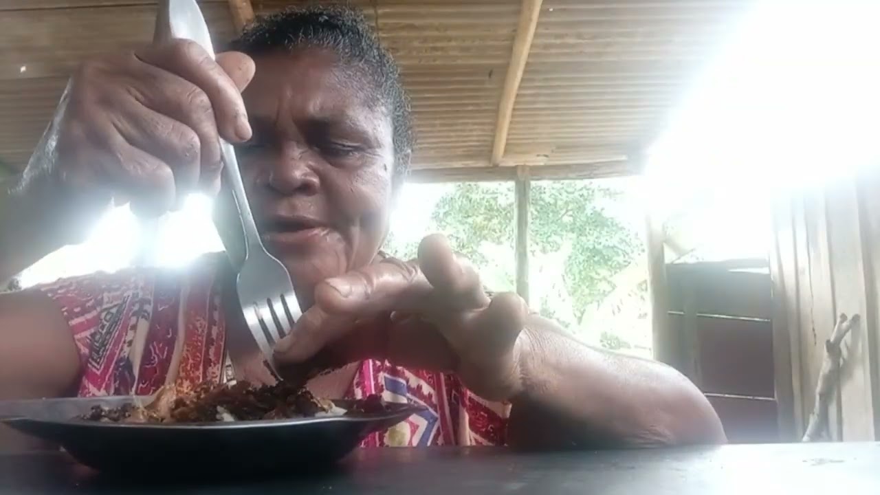 COMENDO SARAPATEL QUENTINHO SAINDO DO FOGAO ALENHA