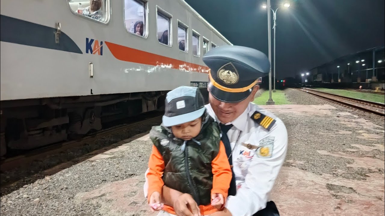 DEDE FARHI FOTO BARENG OM KONDEKTUR 😍 | KERETA LOKAL DARI STASIUN BANDUNG KE STASIUN KLARI KARAWANG