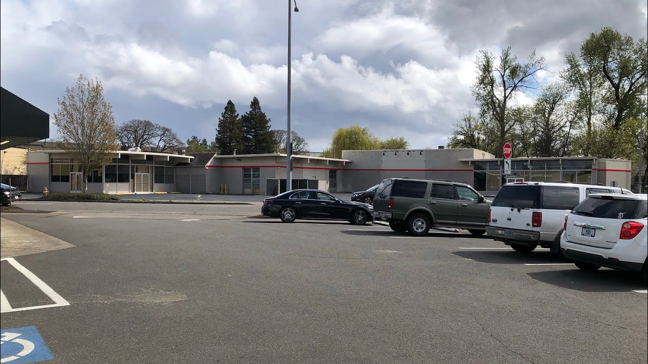 Заброшенный магазин автозапчастей Advance Auto Parts (COMMERCIAL ST NE) - Салем, Орегон.