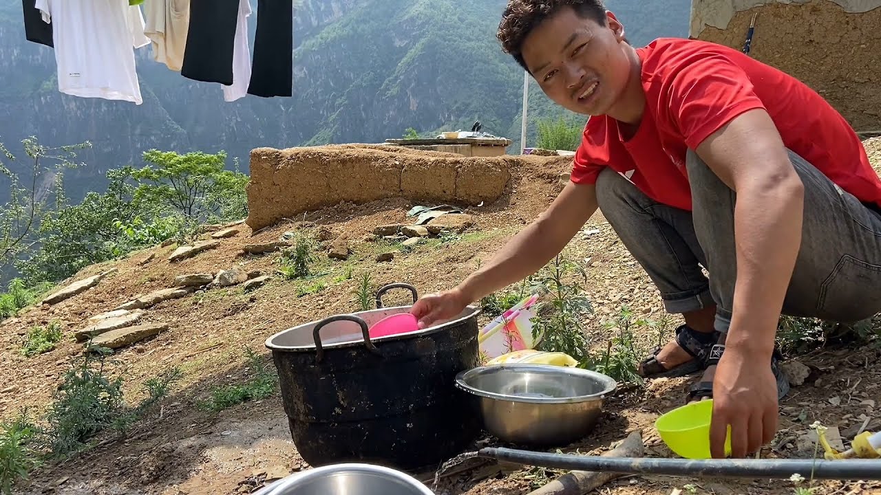 熊二独自一人在悬崖村开民宿，早上下山背东西下午收拾民宿，好累【悬崖村熊二】