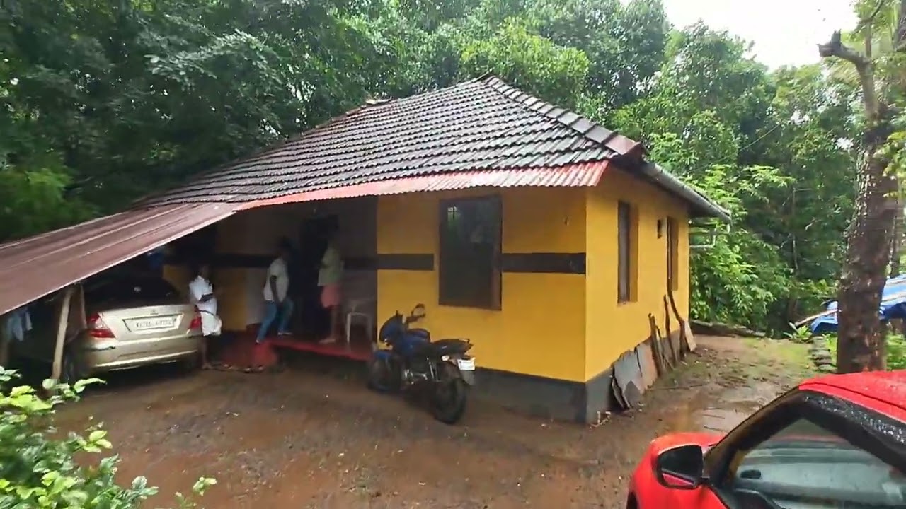 വൻ വിലക്കുറവിൽ തൃശ്ശൂർ ജില്ലയിൽ 102 സെൻറ് വരുമാനമുള്ള പറമ്പും രണ്ട് ഓട്ടുപുര വീടും  വിൽപ്പനയ്ക്ക്