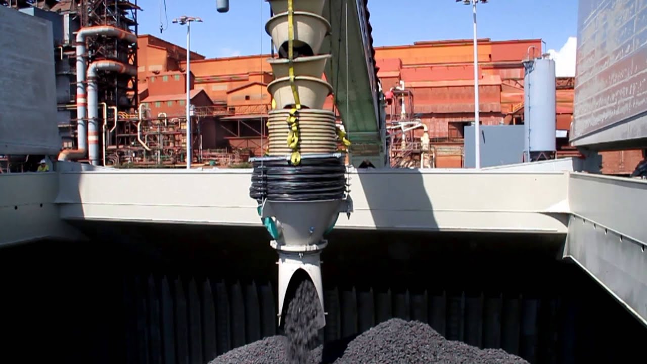 Shiploader & Mobile Truck Unloaders loading Handymax Vessels