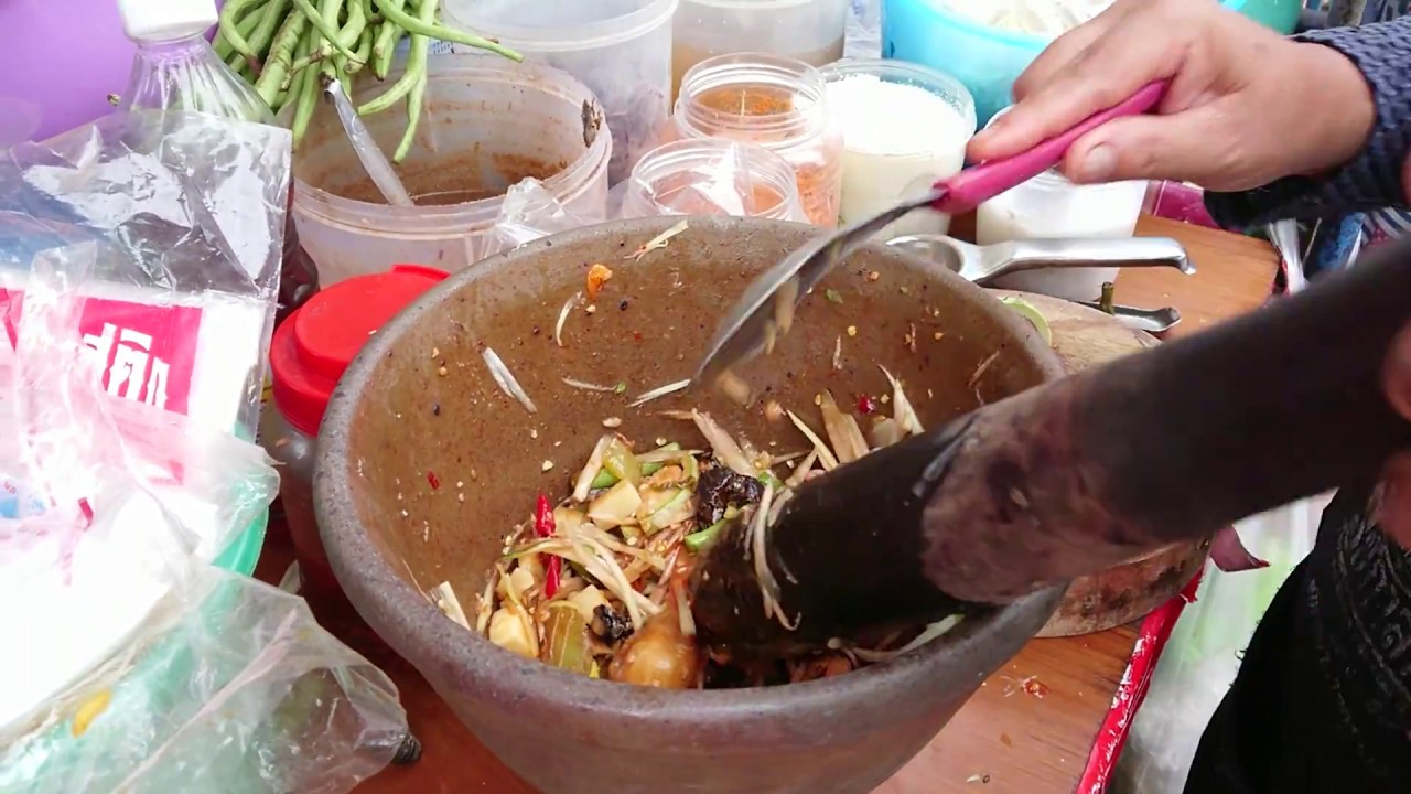 ส้มตำป่า แซ่บนัว Thai Street Food Papaya salad (Som tum)