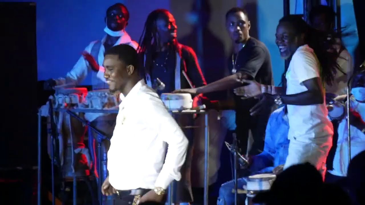Wally B. Seck - Live "Woyal li" (Soirée au Timiss)
