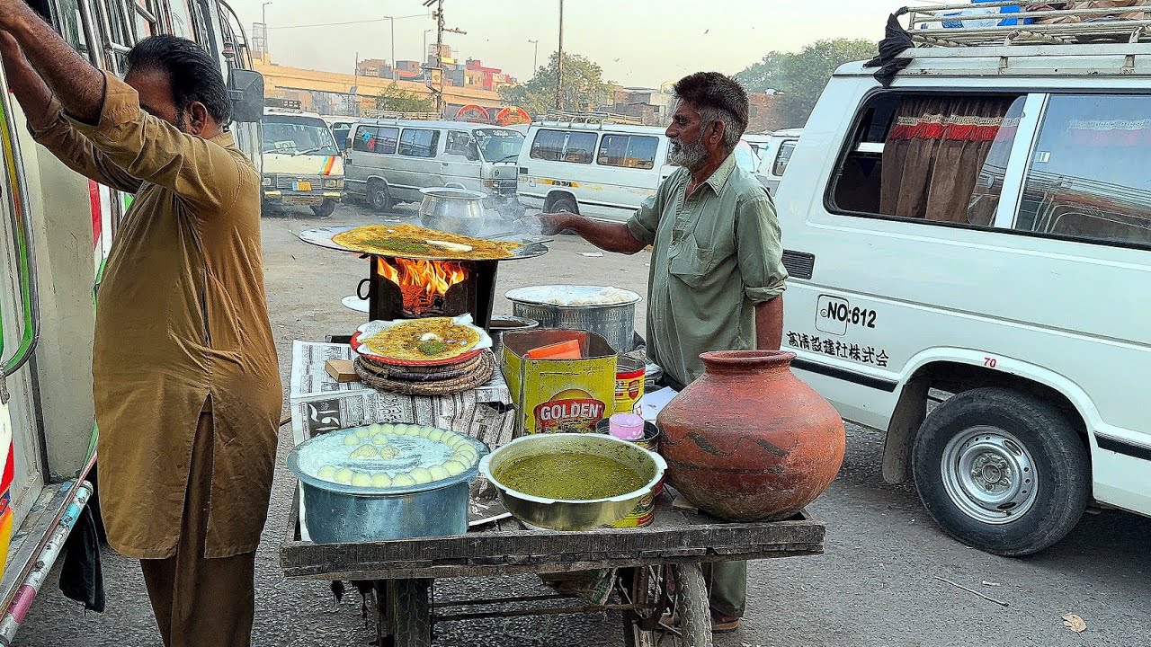 ONLY RS 70/- 🤫OLDMAN M ASLAM SELLING DESI BREAKFAST CRISPY ALOO SAAG PARATHA | STREET FOOD PAKISTAN