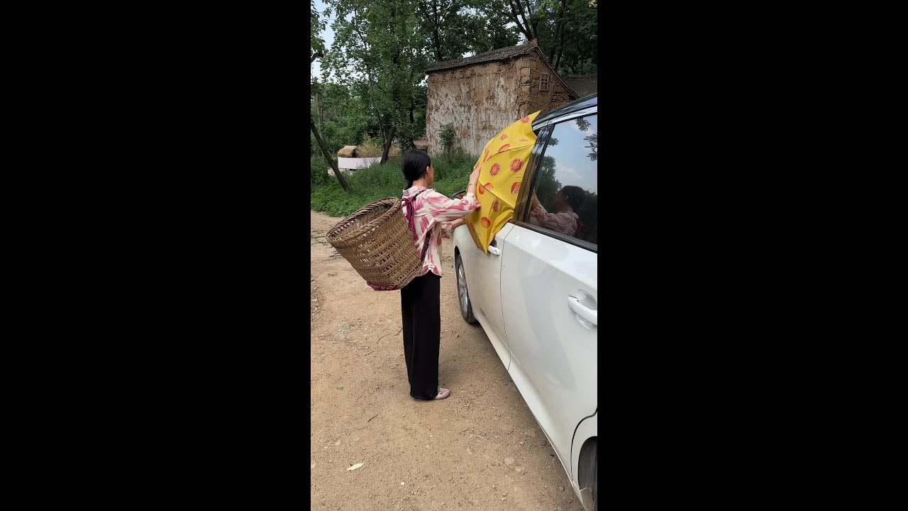 哎，把好心的姑娘错怪了，不但没表示感谢，还把人家东西摔坏了