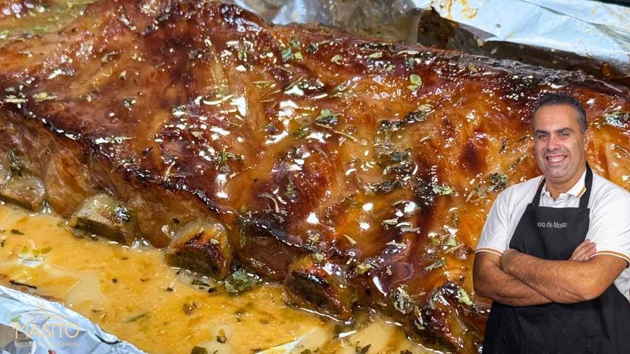 Costillas de cerdo asadas con miel y salsa de cebolla caramelizada
