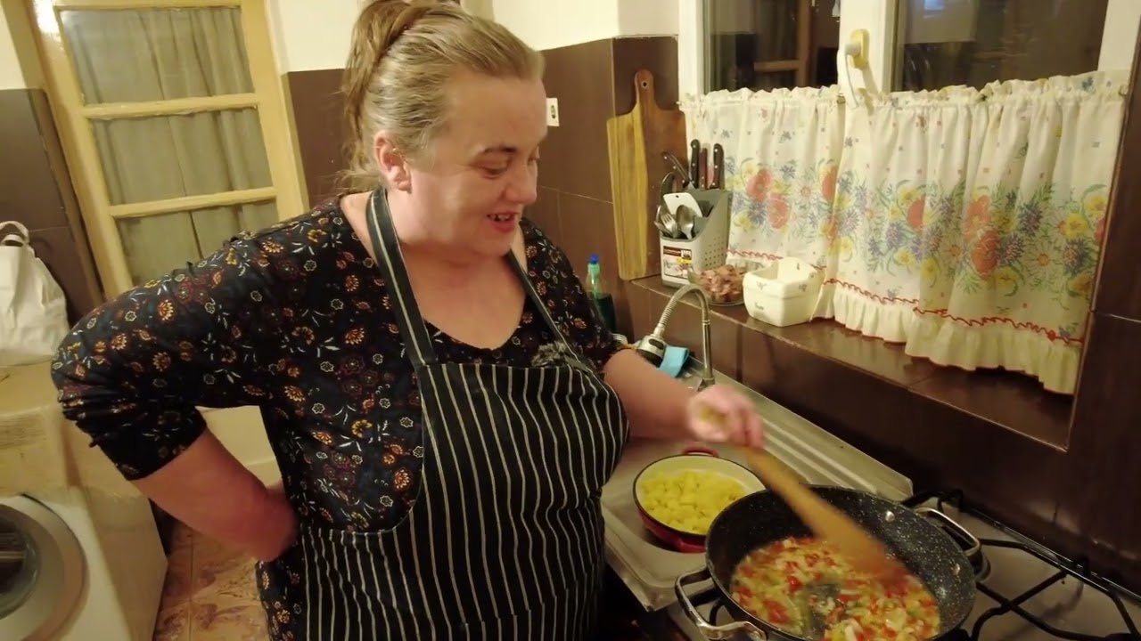 Cartofi papricați cu nokedli (Carofi cu boia și găluște de făină)