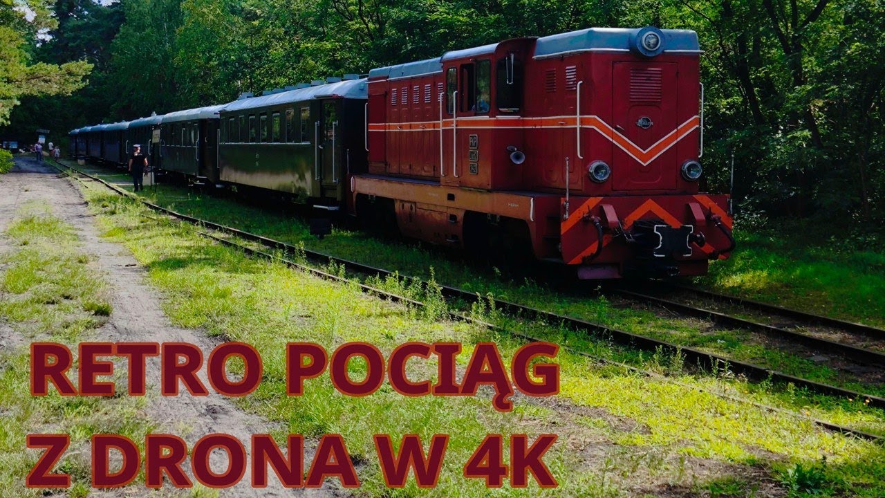 Retro pociąg Sochaczewskiego Muzeum Kolei Wąskotorowej z drona w 4K