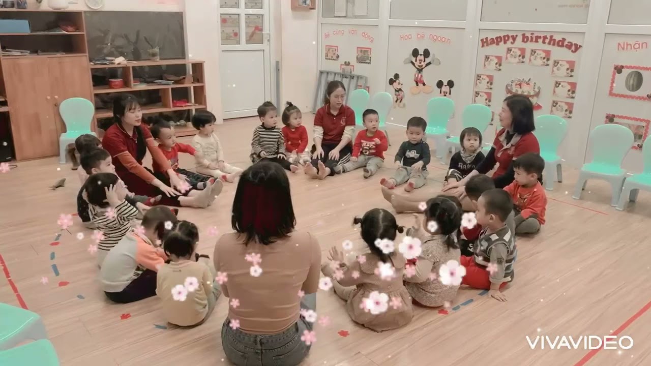 B&eacute; chơi nu na nu nống