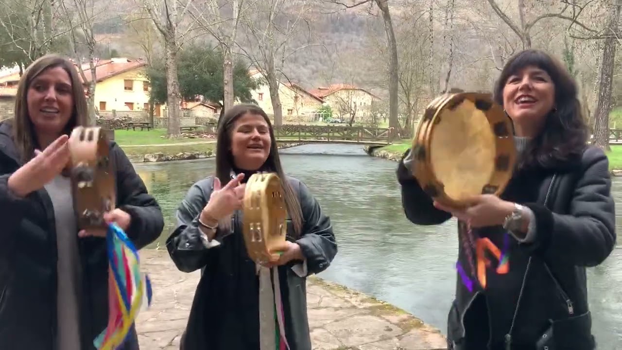 Cantan y tocan la pandereta como los ángeles. Ellas son las Pandereteras de Ruente