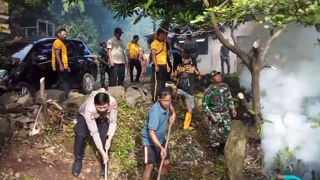 Karya Bakti pembersihan selokan anggota Koramil Polsek aparat desa masyarakat