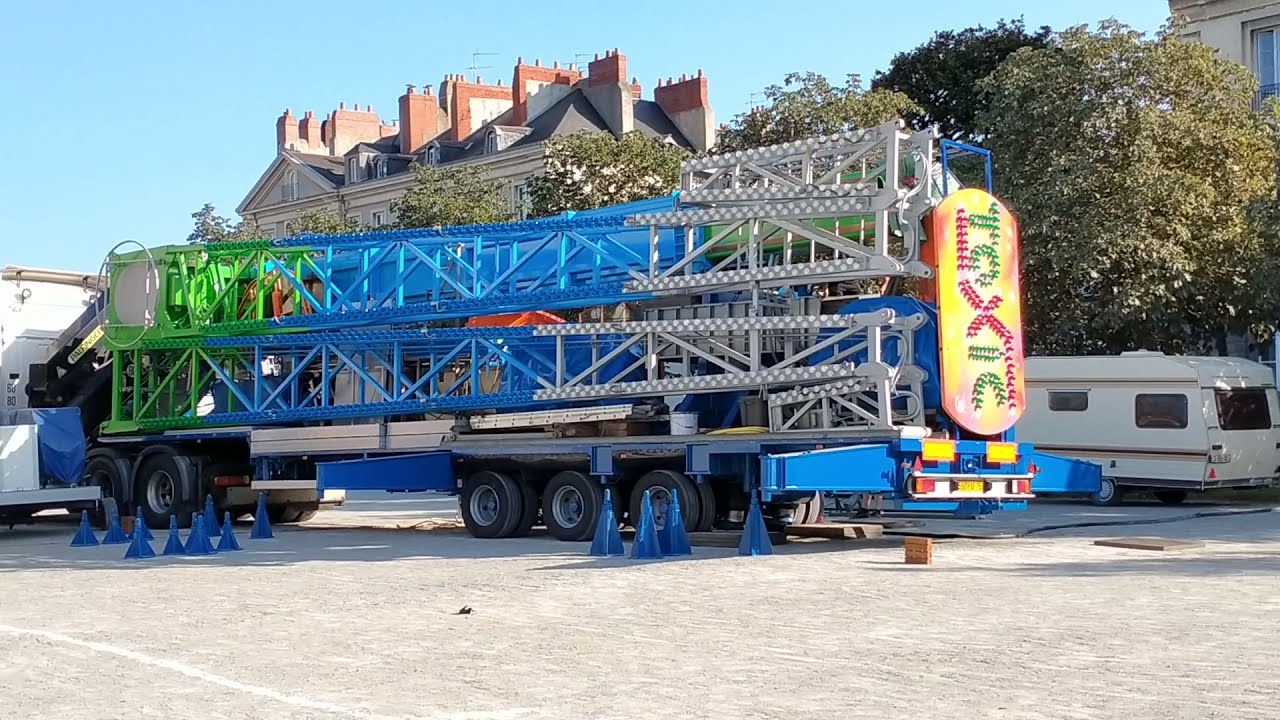 #Arrivage des #camions de la fête foraine de #Nantes pour le grand montage 🎠🎪🎡🎢