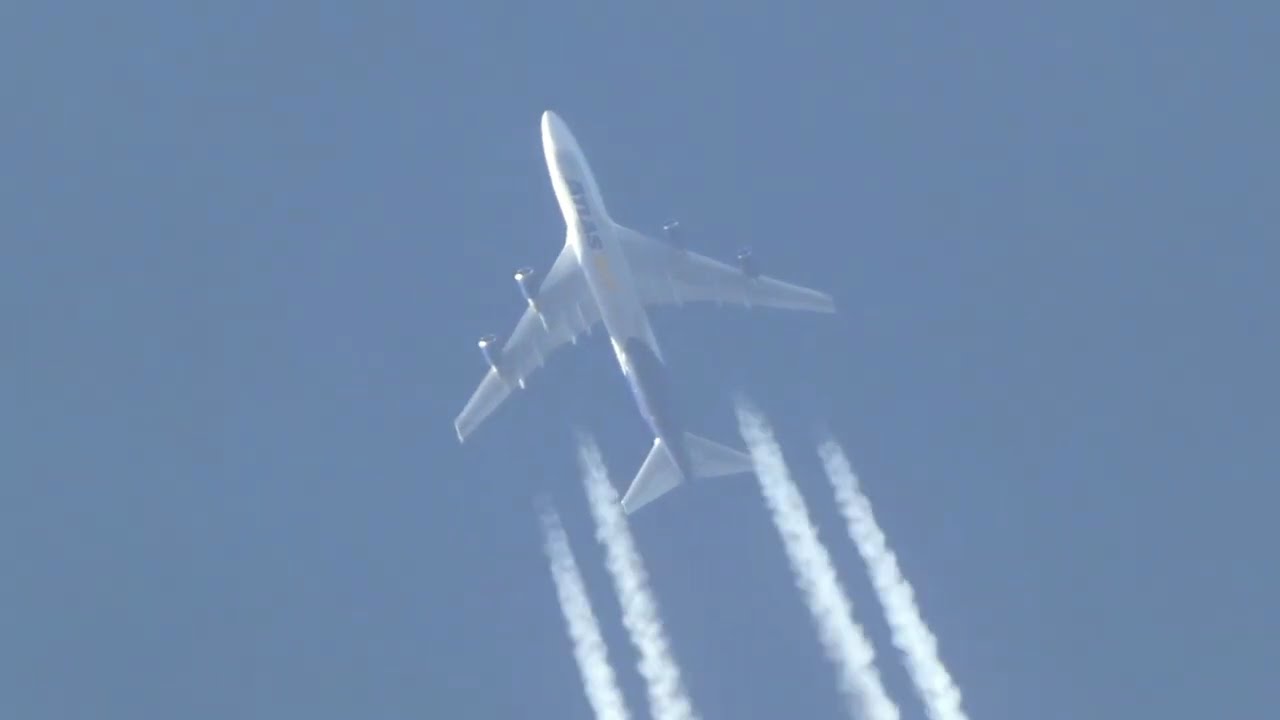 High Altitude Contrails Atlas Air Boeing 747-45E (BDSF).
