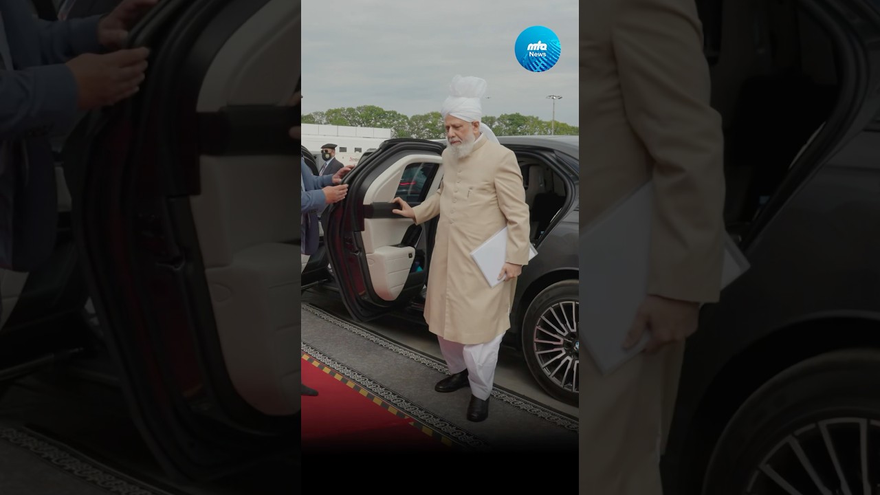 Hazrat Mirza Masroor Ahmad (aba) arrives for the concluding session of Jalsa Salana UK 2025