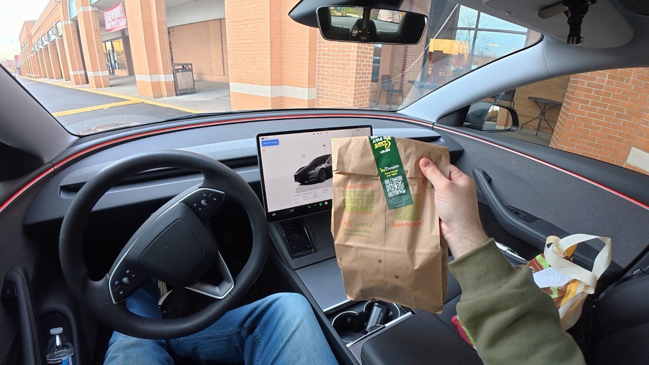 Я доставлял заказы DoorDash с помощью Tesla FSD без необходимости вождения