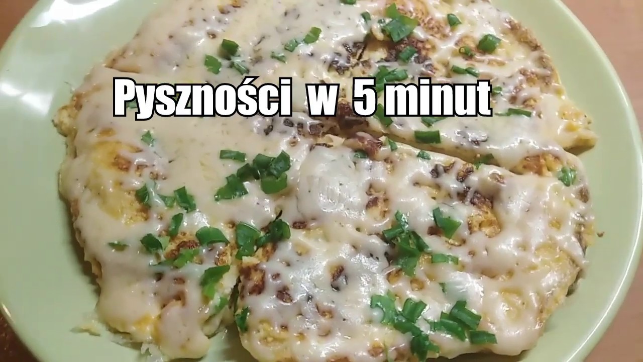 Kolacja lub śniadanie pychotka. Chlebek w jajku z serem