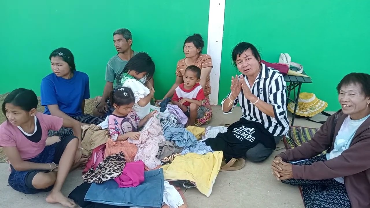 มีอนื่นาตาลีมาแจกเสีอผ้าไห้แม้ลูก..8..ค่ะ