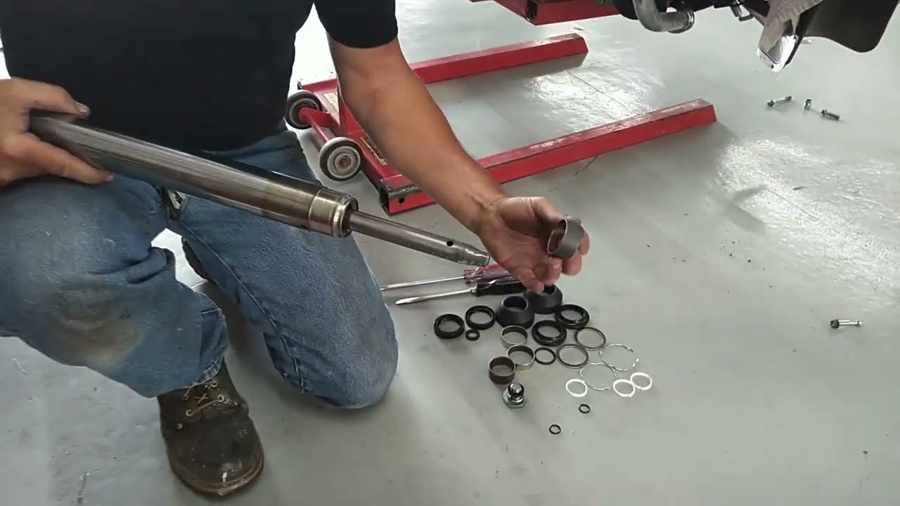 Как перебрать переднюю вилку на Harley Davidson Heritage.