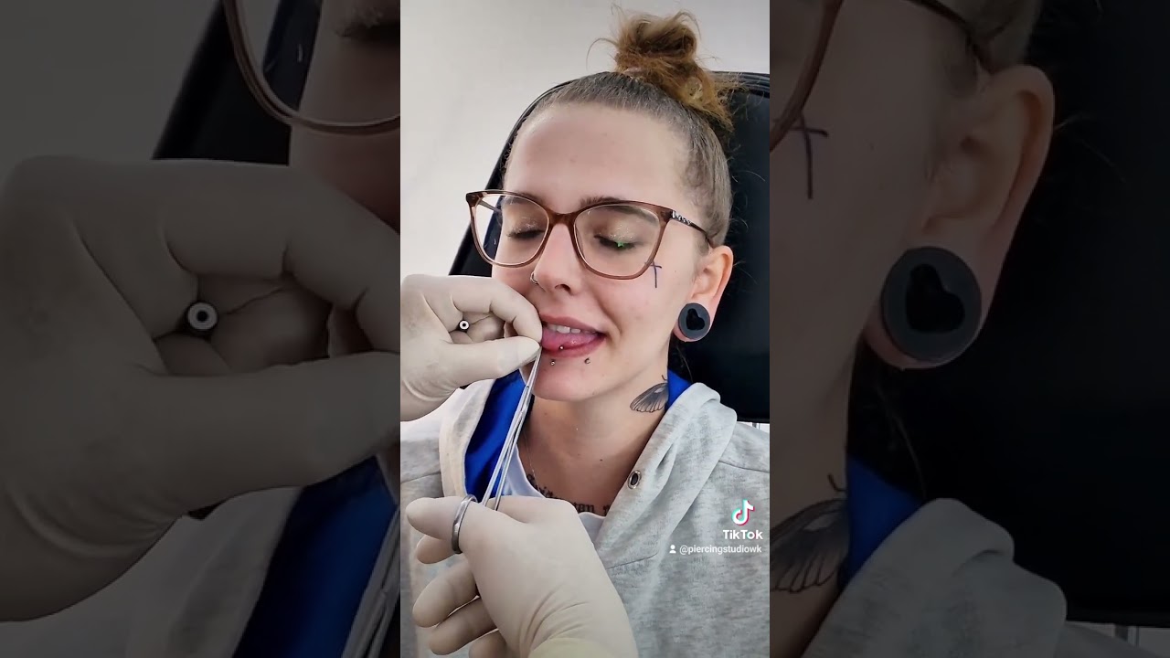 Lena aus Rostock bekommt die SnakeEyes 😜 #PiercingStudioWermelskirchen