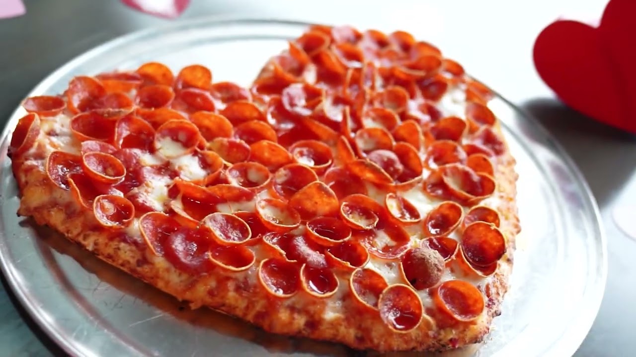 Mountain Mike's Heart-Shaped Pizza - Love at First Slice (:15-sec)