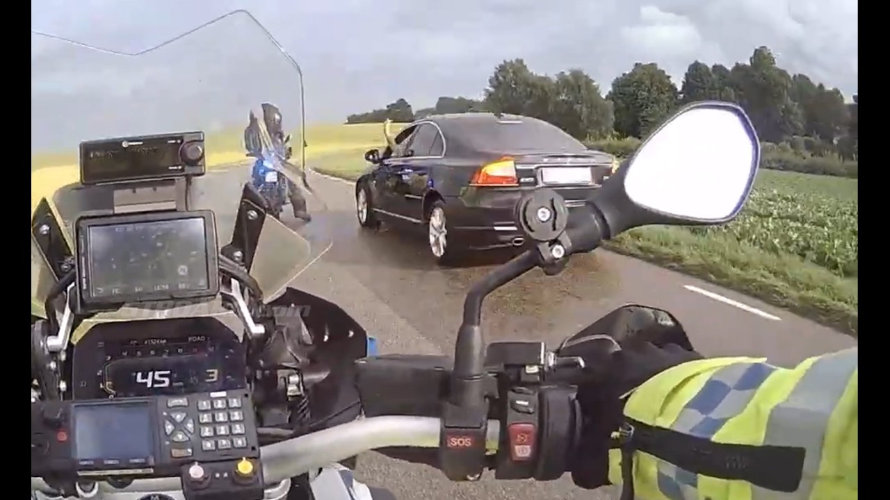 🚨 NO ESCAPE | Yamaha Surrounded by BMW R1300GS Police