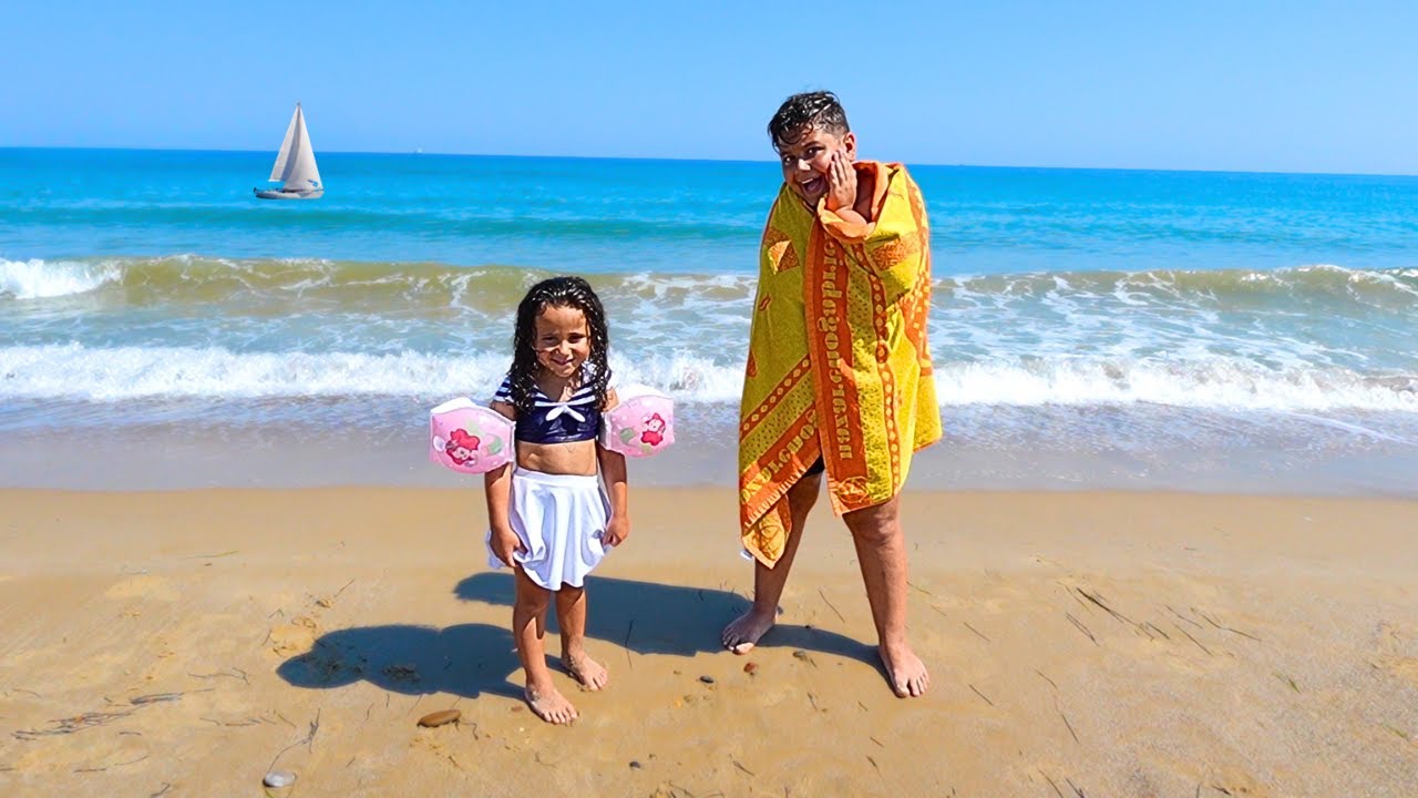 PRIMO BAGNO DI NOEMI AL MARE!