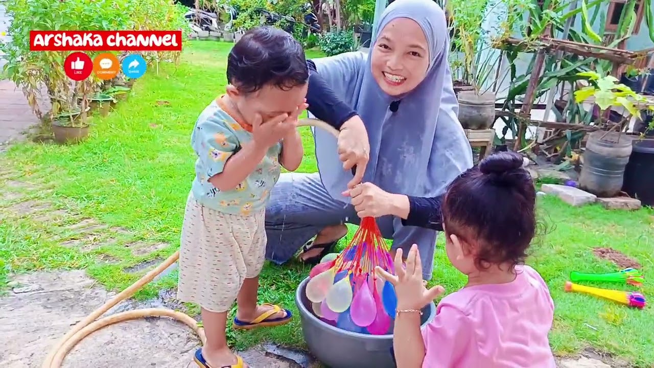 KESERUAN ARSHAKA BERMAIN PECAH BALON AIR WARNA-WARNI BARENG ARSY 