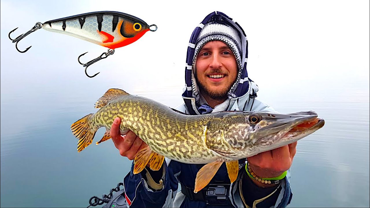 Lucci a JERKBAIT Dentro un CRATERE VULCANICO! Attivit&agrave; IMPRESSIONANTE Dalla Barca! Pike Spinning C&R