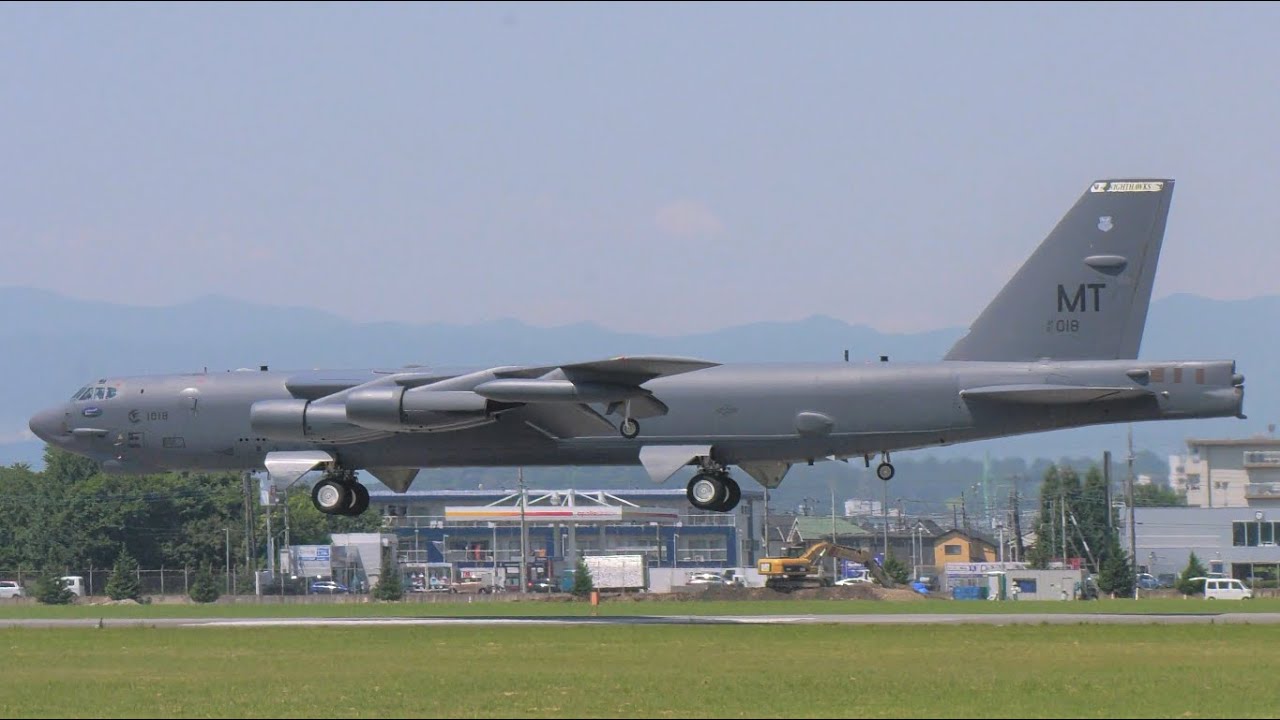 アメリカ空軍 戦略爆撃機 B52ストラトフォートレスが横田基地へ飛来 U.S.AirForce YokotaAirBase B-52H Stratofortress