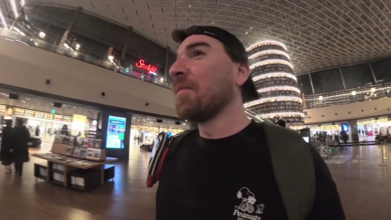 Starfield Library 🇰🇷 Inside Seoul&rsquo;s Largest Mall | A Cathedral of Books #Shorts