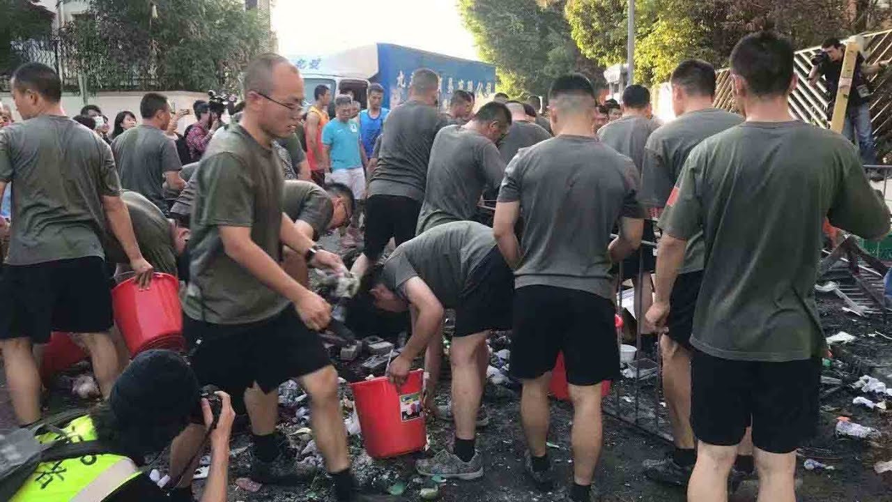 Soldiers of the PLA HK Garrison help clean the streets after protests 解放軍駐港部隊清理路障