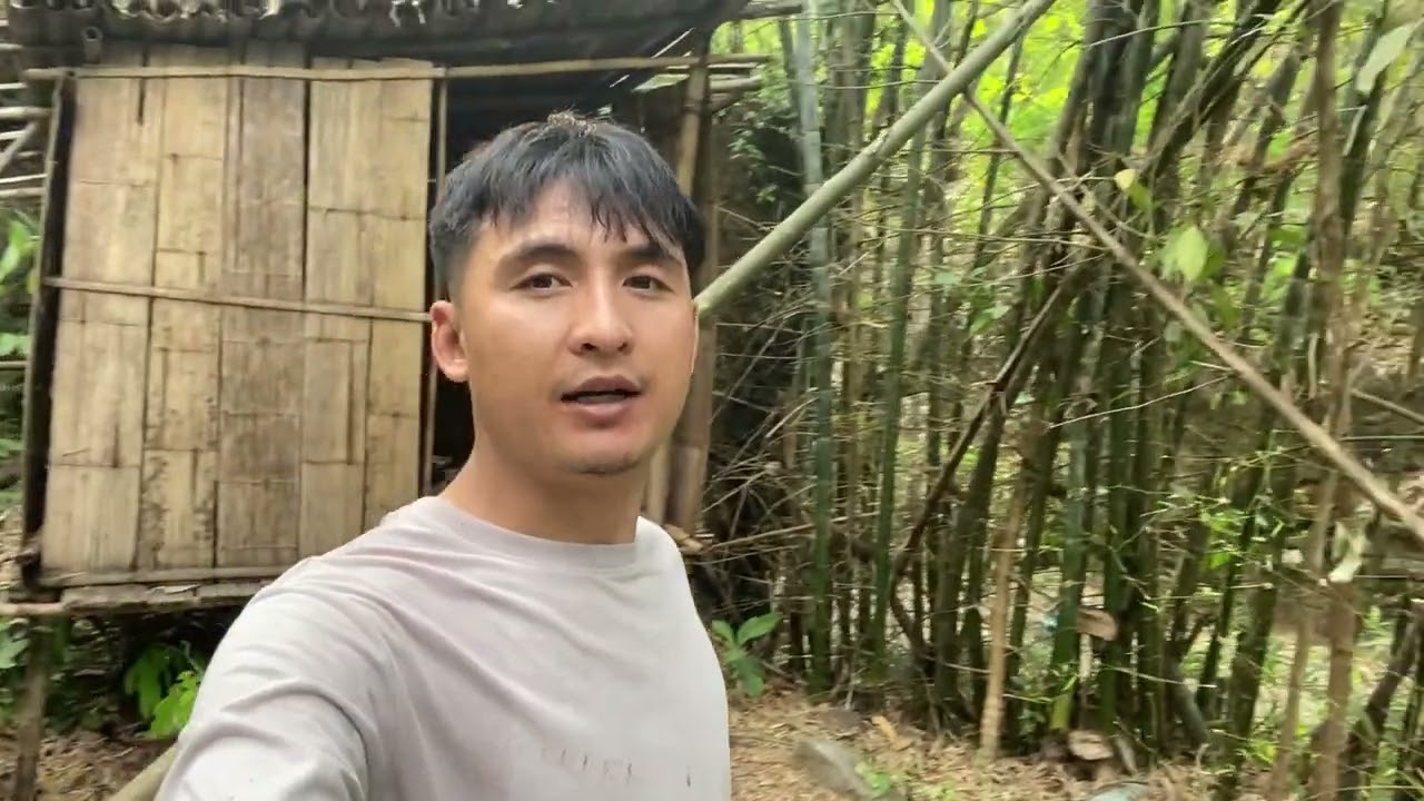 ￼ เข้าป่าเดินมาเจอกระต๊อบร้างของใครไม่รู้สร้างไว้กลางป่า สภาพน่ากลัวมาก