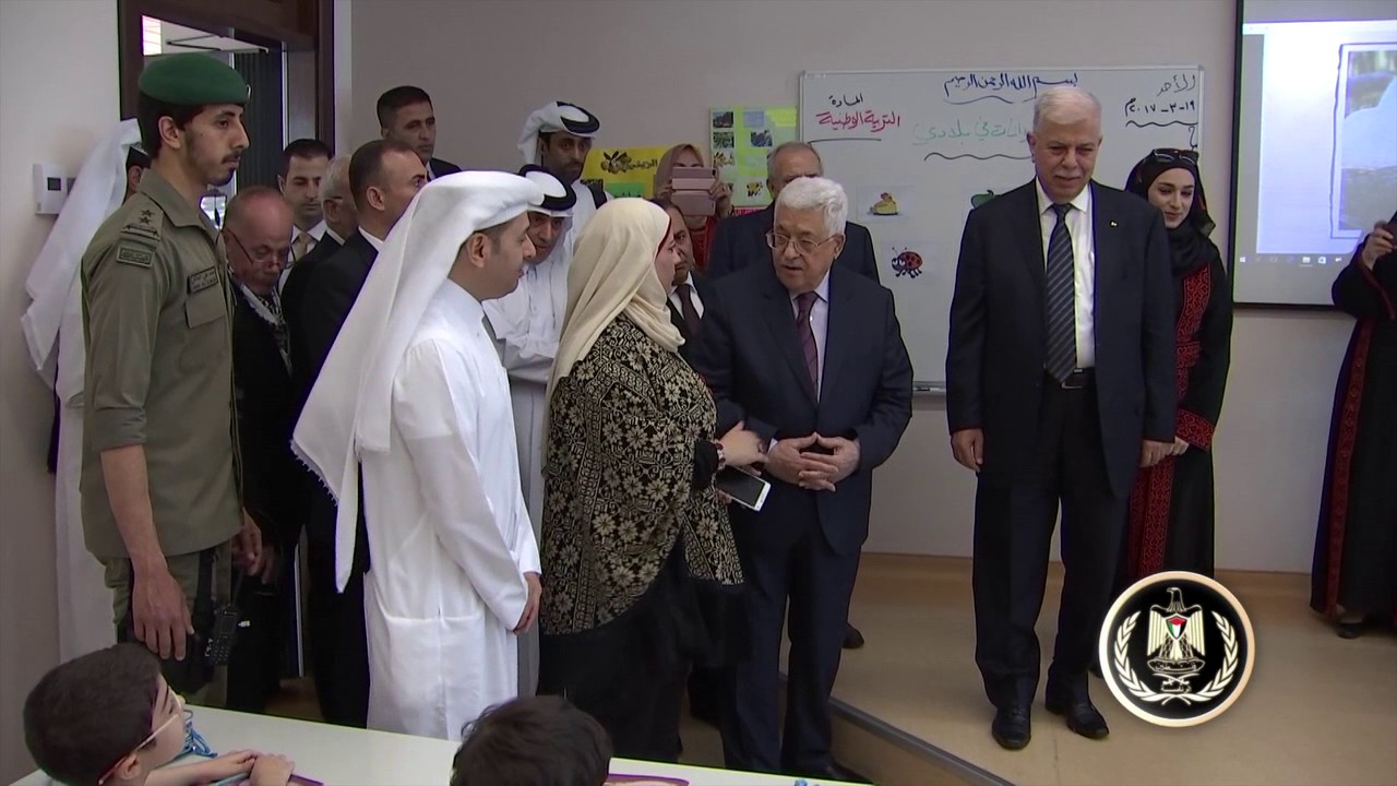 الرئيس عباس يفتتح مبنى المدارس الفلسطينية في الدوحة