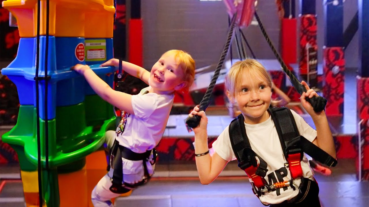 Vi har JumpYard helt för oss själva! Vågar vi åka linbanan i taket?