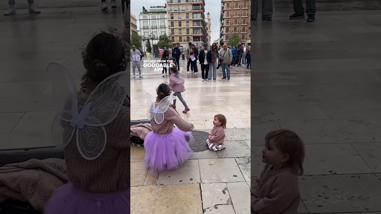 This Street Violinist's Music Stops a Little Girl in Her Tracks 👧🏼🎻 #Shorts