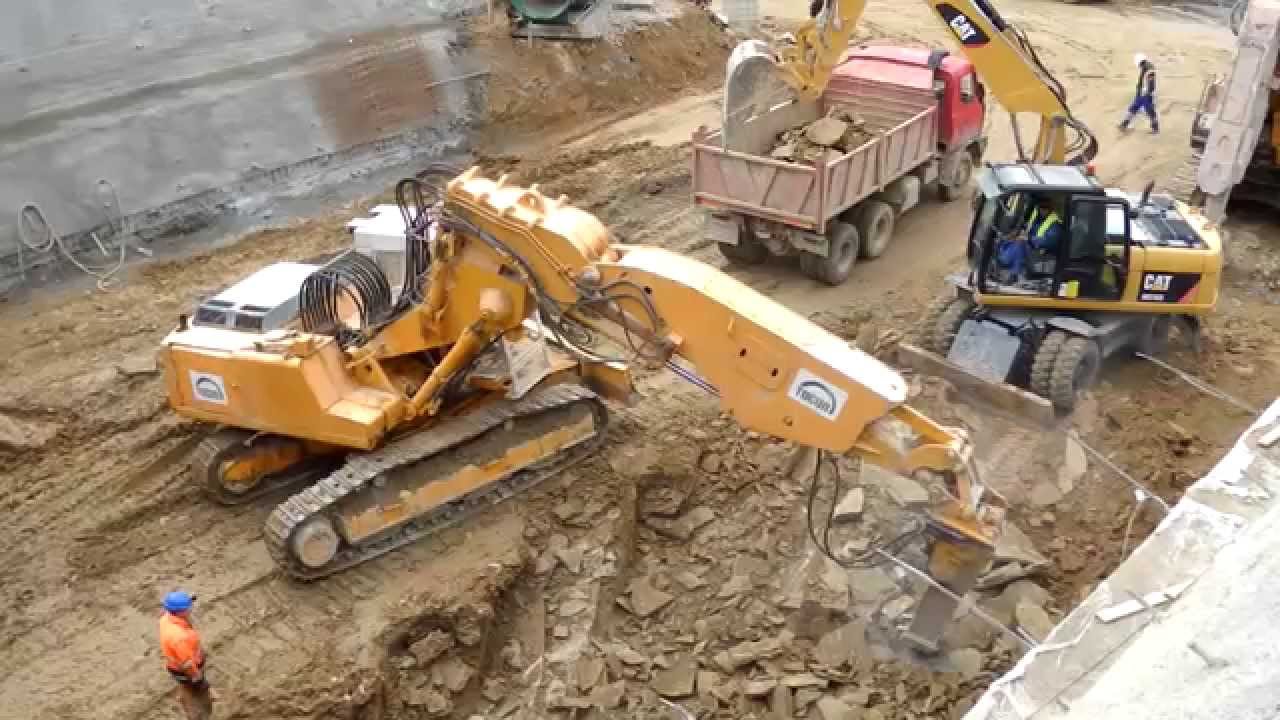Liebherr 932 with hammer