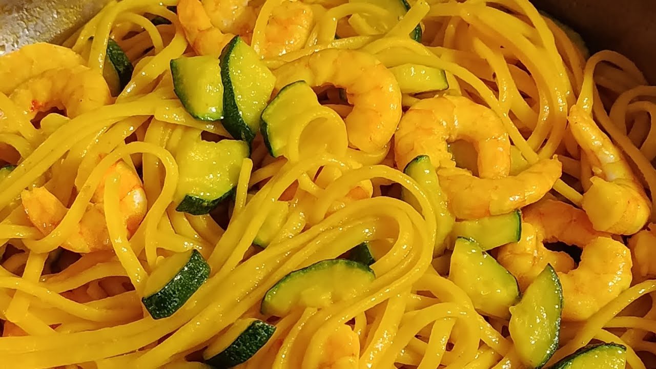 Come preparare la pasta con gamberetti e zucchine 