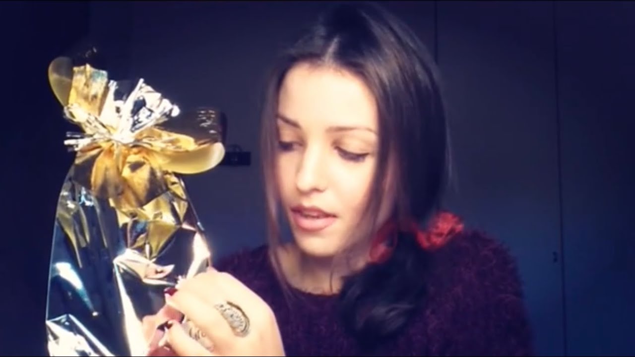 Liv ASMR (ReUpload) Soft Tapping and Quiet Whispering