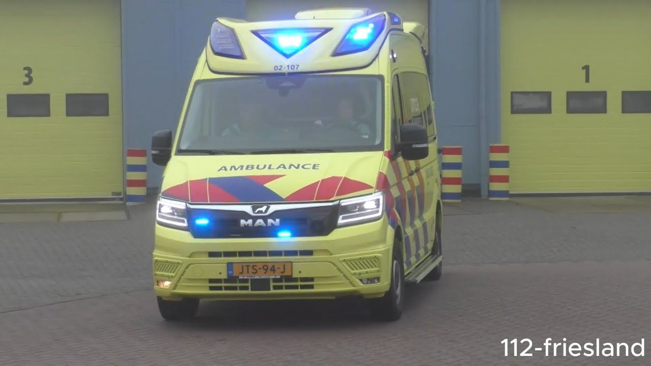 [Primeur Open deur] A1 02-107 met een open zijdeur met spoed naar een Medisch incident in Leeuwarden