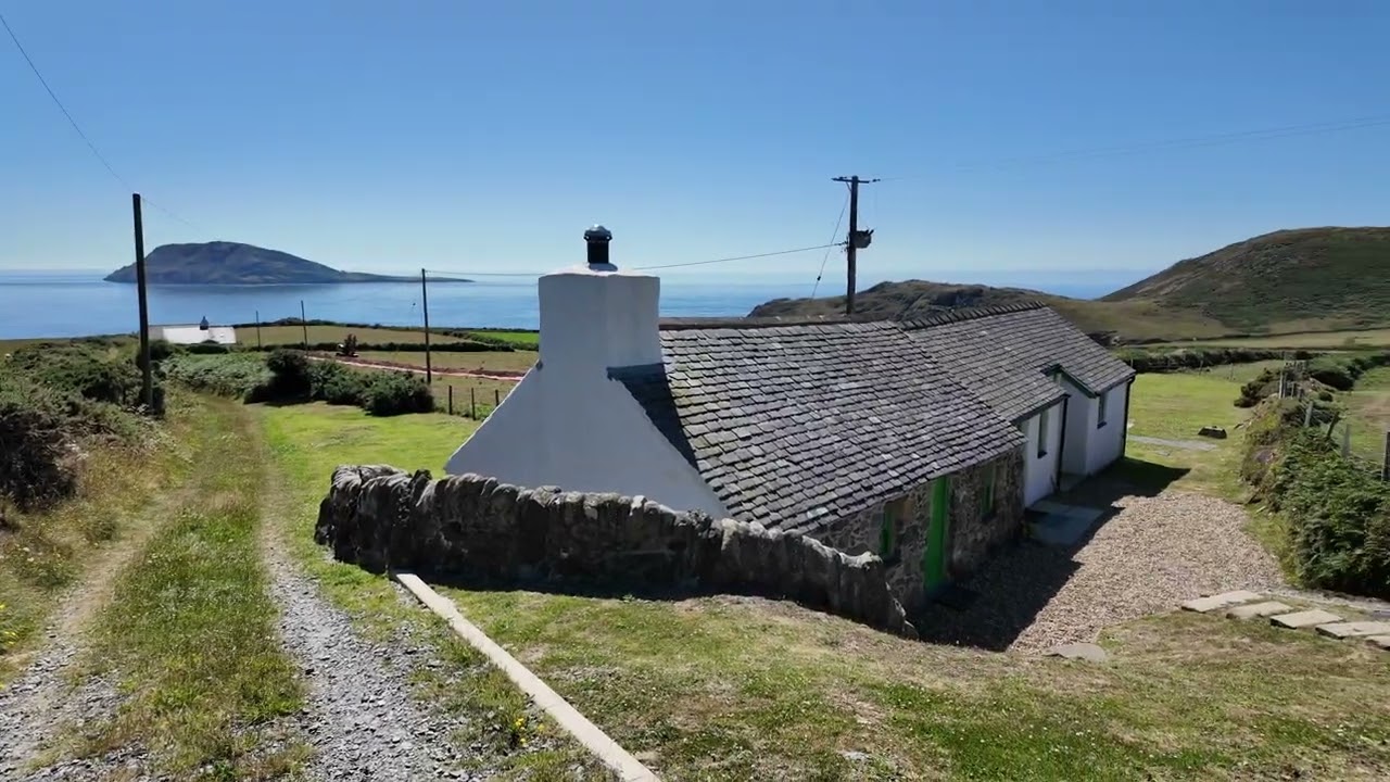 Bryn Canaid, Uwchmynydd - View of Bardsey Island | Ynys Enlli