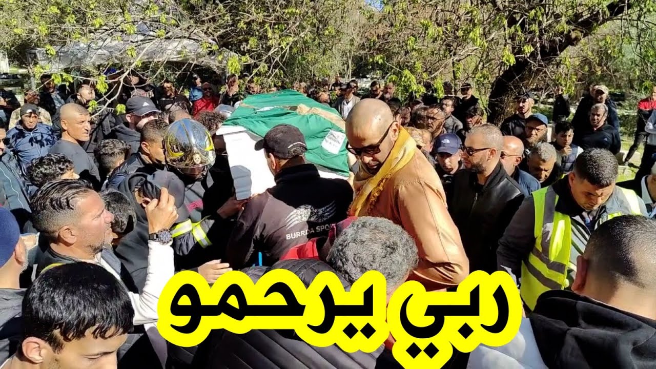 لحظة وصول جثــ ـمان والد الدولي السابق مجيد بوقرة إلى مقبرة بوحديد بعنابة، لدفنـ.ه وسط أجواء حزينة