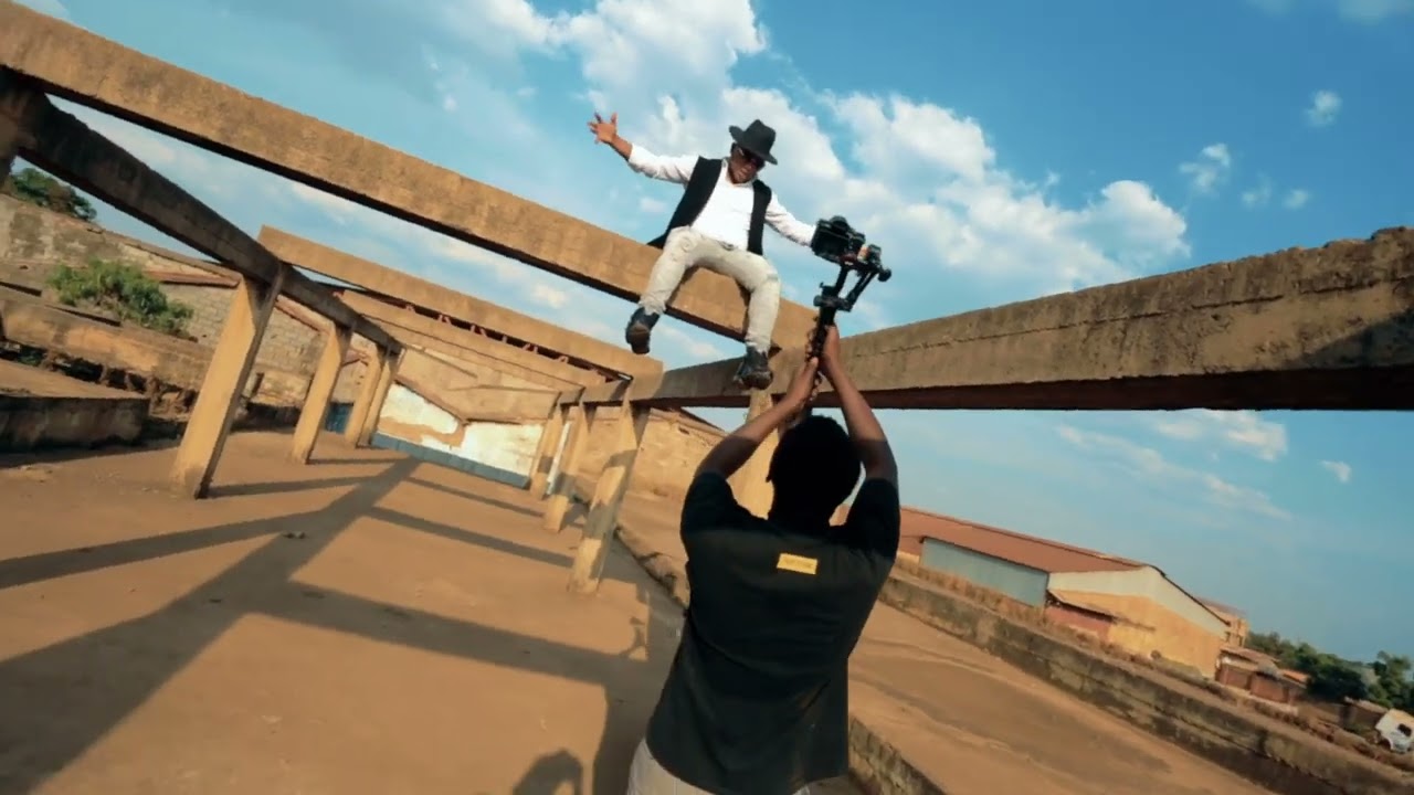 L’hominix Kyanzila en pleine tournage