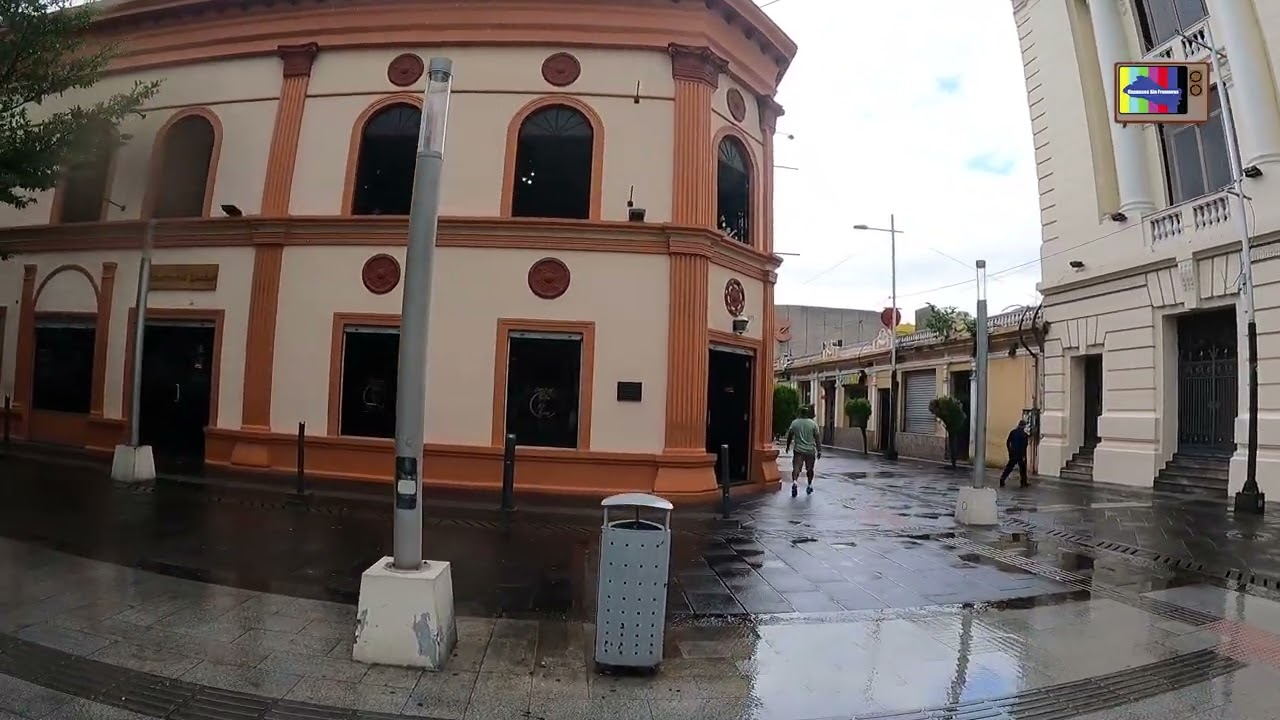 Caminamos bajo la lluvia rumbo al mercado ExCuartel!