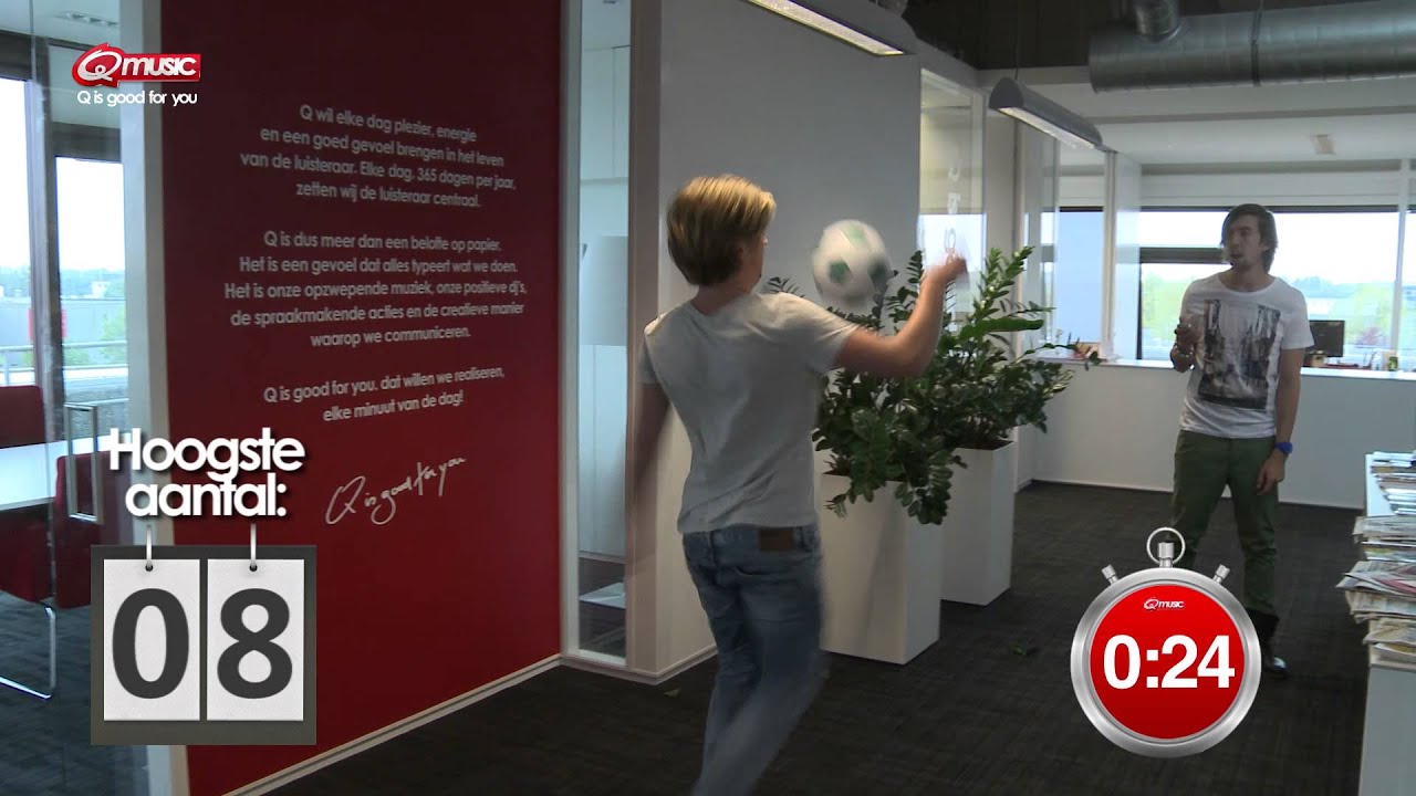 Q-music (NL): Mattie en Wietze trappen een balletje (Wintertijd Challenge - Spieren voor Spieren)