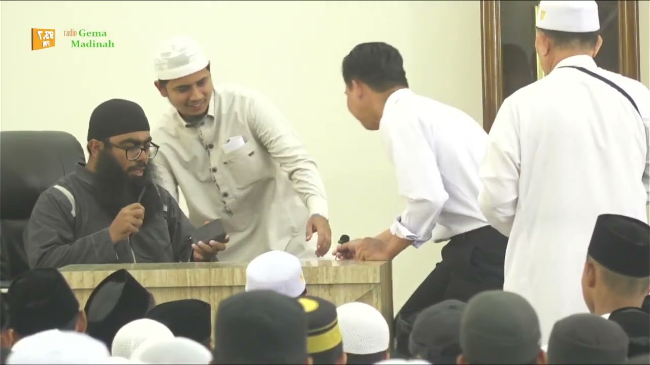 SEORANG LAKI LAKI MASUK ISLAM DI MASJID SYARIFAH SHALIHAH  ALHAMDULILLAH