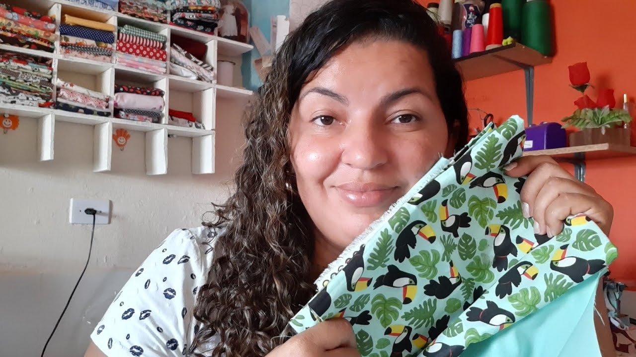 cortando o kit de cozinha de 6 peças com 2 metros e meio de tecido.