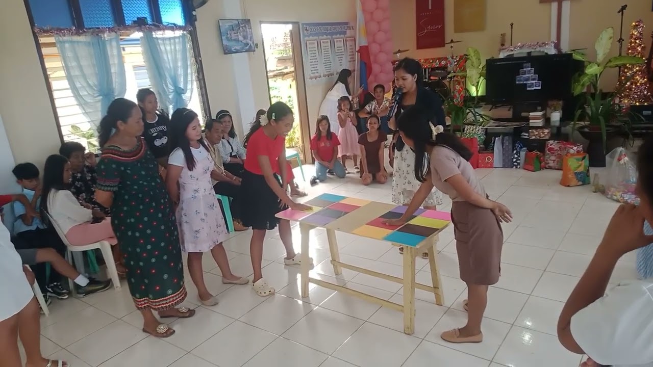 Pagka lingawa sa mga young people sa Xmas party sa church.