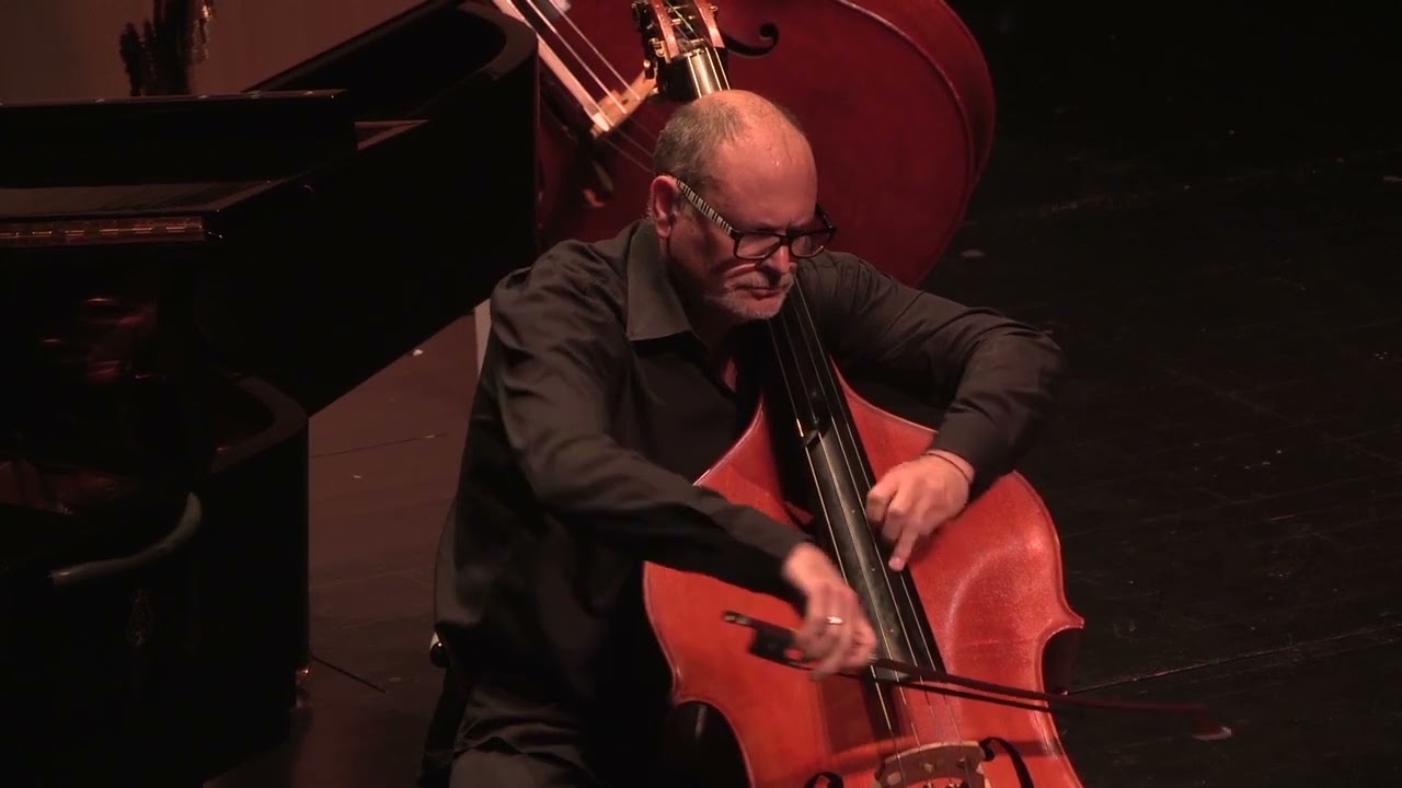 Thierry Barbé plays Schumann cello CTO