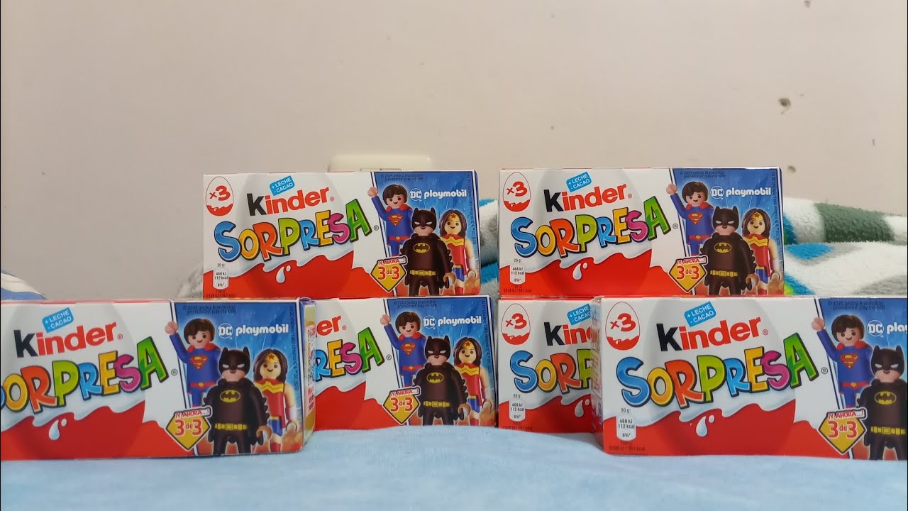 Abriendo huevos Kinder sorpresa de Dc